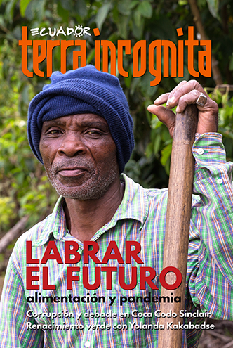 Portada de la revista Ecuador Terra Incognita No. 119: Alfredo Acosta cultiva su chacra en Mascarilla, en el valle del Chota. Todas las semanas saca su aj&iacute; a vender en Ibarra. Foto: Andr&eacute;s Vallejo