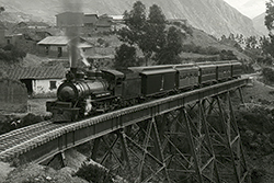 Tren de pasajeros sobre el puente de Alausí, hacia 1920. Foto: Manuel Jesús Serrano / Archivo Nacional de Fotografía