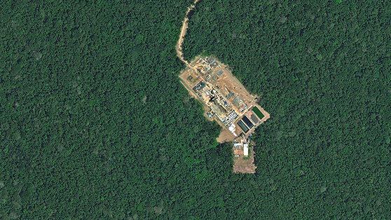Una plataforma abierta recientemente en el bloque 31, dentro del parque nacional Yasuní. Foto: Maxar / Digital Globe