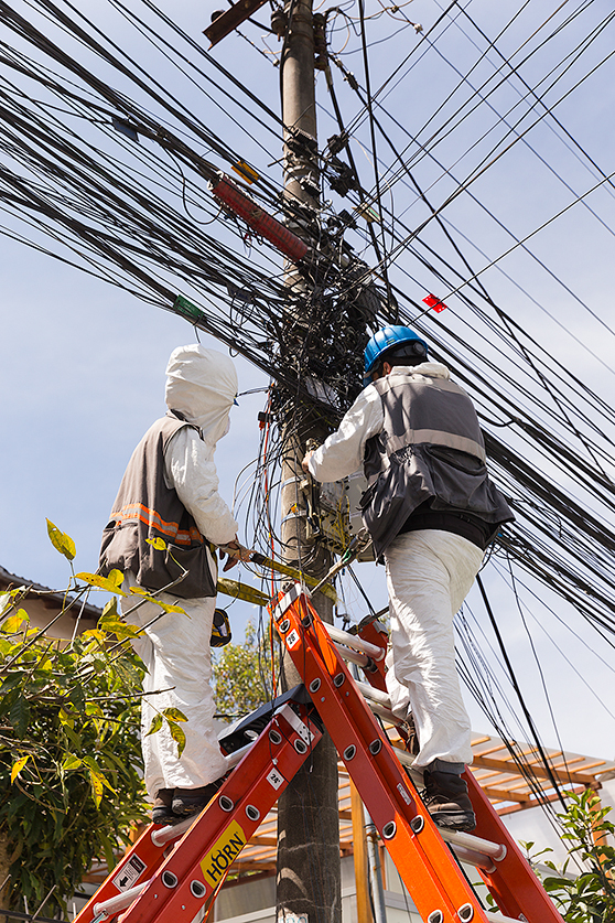 En 2009, el concejo de Quito emitió la ordenanza 293, que imponía una tasa de uso del espacio aéreo a las empresas dueñas de cables, para que les resulte más conveniente enterrarlos (y que la ciudad no asuma el costo que significa la contaminación visual). Apenas posesionada, la alcaldía de Augusto Barrera se reunió con los cableros y echaron abajo la ordenanza. Foto: Andrés Vallejo En 2009, el concejo de Quito emitió la ordenanza 293, que imponía una tasa de uso del espacio aéreo a las empresas dueñas de cables, para que les resulte más conveniente enterrarlos (y que la ciudad no asuma el costo que significa la contaminación visual). Apenas posesionada, la alcaldía de Augusto Barrera se reunió con los cableros y echaron abajo la ordenanza. Foto: Andrés Vallejo