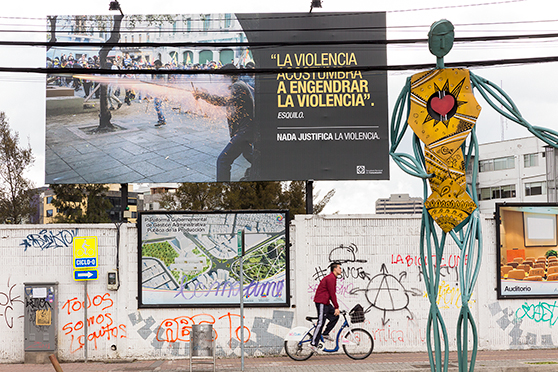 El griterío suele ser peor en las intersecciones congestionadas, pues la atención de los automovilistas es la que cuenta para los publicistas. Avenida Eloy Alfaro y República, Quito. Foto: Andrés Vallejo El griterío suele ser peor en las intersecciones congestionadas, pues la atención de los automovilistas es la que cuenta para los publicistas. Avenida Eloy Alfaro y República, Quito. Foto: Andrés Vallejo