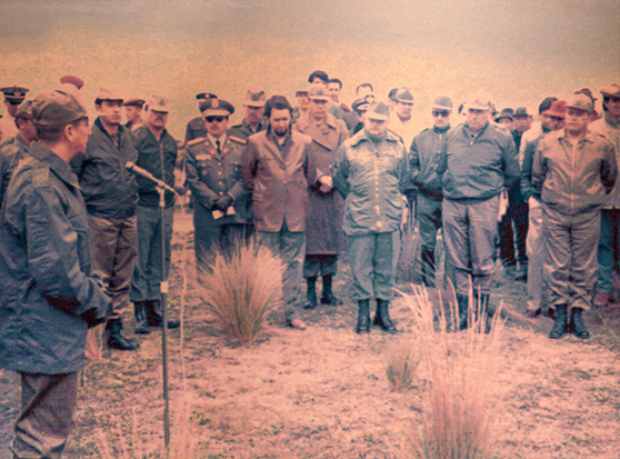 El dictador Guillermo Rodríguez Lara en la inauguración de la “conscripción forestal” (1972), que tenía el doble objetivo de civilizar a los jóvenes indígenas y a la subdesarrollada geografía andina. Foto: Archivo del Ministerio del Ambiente El dictador Guillermo Rodríguez Lara en la inauguración de la “conscripción forestal” (1972), que tenía el doble objetivo de civilizar a los jóvenes indígenas y a la subdesarrollada geografía andina. Foto: Archivo del Ministerio del Ambiente