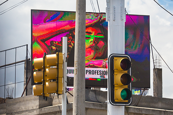 Las normas nacionales e internacionales que mandan que la publicidad exterior no debe interferir con la señalización vial porque distrae a los conductores, con consecuencias fatales, son letra muerta en Ecuador. Machachi. Foto: Andrés Vallejo Las normas nacionales e internacionales que mandan que la publicidad exterior no debe interferir con la señalización vial porque distrae a los conductores, con consecuencias fatales, son letra muerta en Ecuador. Machachi. Foto: Andrés Vallejo