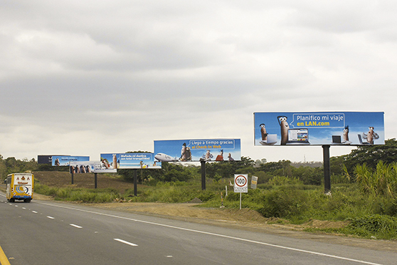 Paisaje privatizado en la vía de Guayaquil a la costa. Foto: Miguel Troya Paisaje privatizado en la vía de Guayaquil a la costa. Foto: Miguel Troya