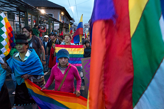 El derecho a la consulta previa ha sido central en las reinvindicaciones indígenas de los últimos años. En la foto, marchas de agosto de 2015 contra el extractivismo autoritario de Rafael Correa. Foto: Andrés Vallejo