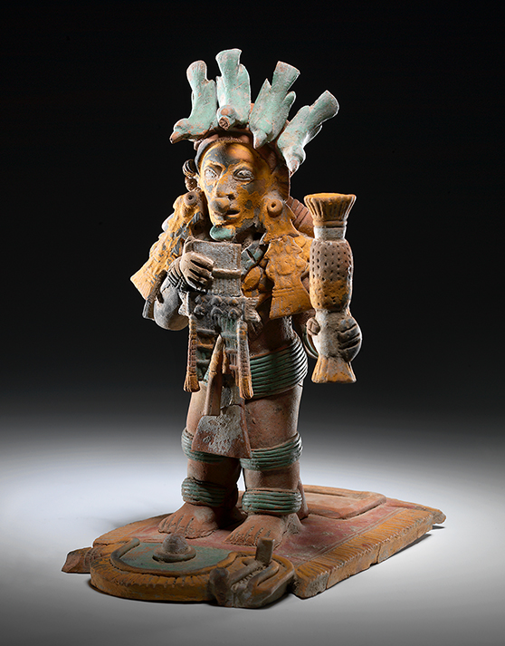 Músico con tocado de aves, cultura Jama Coaque  (350 a. C.—1532 d. C.). / Museo Casa del Alabado
