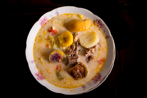 El puchero de Pachi Calisto, sopa en base de pecho de res y una afortunada combinación de frutas y legumbres. Es en las sopas donde la biocultura ecuatoriana alcanza su gloria. Foto: Andrés Vallejo