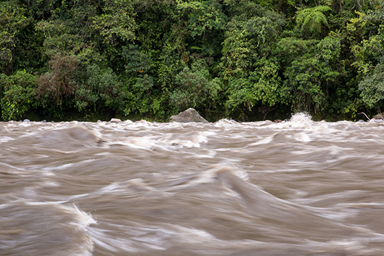 Crecida en el Río Quijos. Foto: Andrés Vallejo