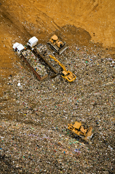 Inmensos camiones llamados "bañeras" cargan la basura de Quito en la estación de transferencia de Zámbiza para transportarla al nuevo botadero de El Inga. Foto: Jorge Anhalzer