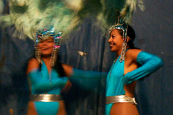 En un circo en Manabí, las bailarinas comparten un momento de camaradería antes de la función. Foto: Jorge Vinueza