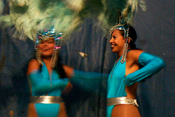 En un circo en Manabí, las bailarinas comparten un momento de camaradería antes de la función. Foto: Jorge Vinueza En un circo en Manabí, las bailarinas comparten un momento de camaradería antes de la función. Foto: Jorge Vinueza