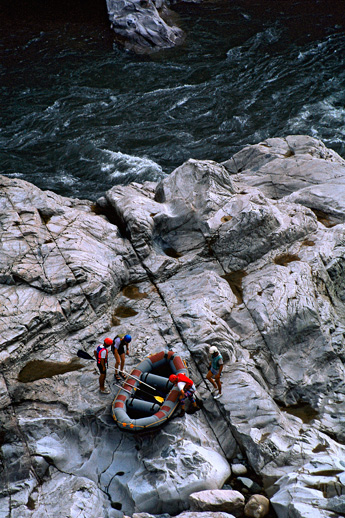 Una de las actividades que se verían afectadas si no se deja suficiente caudal en el río Quijos-Coca es el turismo acuático, con gran potencial en la zona. Foto: Jorge Anhalzer / Archivo Criollo Una de las actividades que se verían afectadas si no se deja suficiente caudal en el río Quijos-Coca es el turismo acuático, con gran potencial en la zona. Foto: Jorge Anhalzer / Archivo Criollo