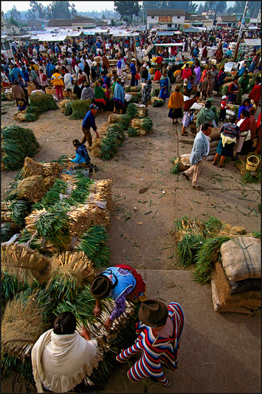 La feria de los jueves es el núcleo económico y social de Saquisilí y sus alrededores. Foto: Jorge Anhalzer / Archivo Criollo