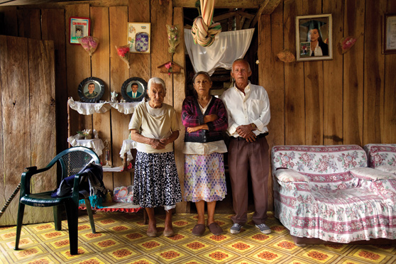 Hugo Guillén y Dorila Morales, en la casa de su madre Rosario Orellana, de 110 años, en la Chongona. Foto: Ivan Kashinsky