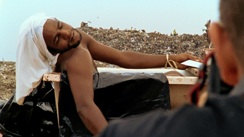 Tião, uno de los recicladores de Jardim Gramacho, posando como Marat para Vik Muniz.