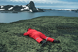 Un investigador de la Expedici&oacute;n Ant&aacute;rtica Ecuatoriana observa los l&iacute;quenes en las partes altas de la isla Greenwich, en la que se encuentra la estaci&oacute;n Pedro Vicente Maldonado. Foto: Isadora Romero