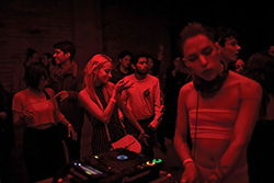 "La Sagraria" es un festival en Quito que cada a&ntilde;o re&uacute;ne a lo m&aacute;s interesante de los m&uacute;sicos y DJ de la escena, tanto a los consagrados como a los que empiezan. Foto: Edu Le&oacute;n